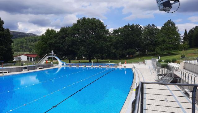 Blick auf Schwimm- und Nichtschwimmerbecken mit Rutsche 