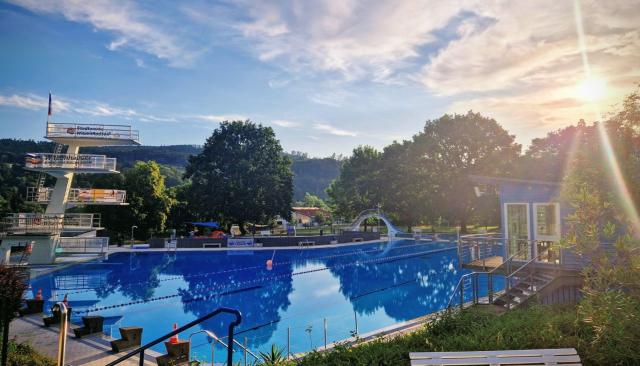 Schwimmerbecken mit Blick auf 10-Meter-Sprungturm
