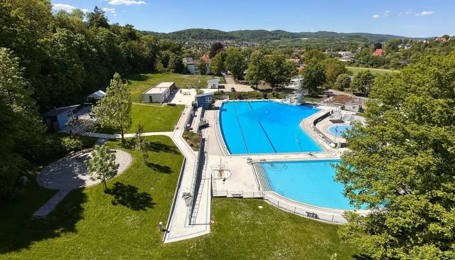 Ansicht von oben auf drei Schwimmbecken im Freibad